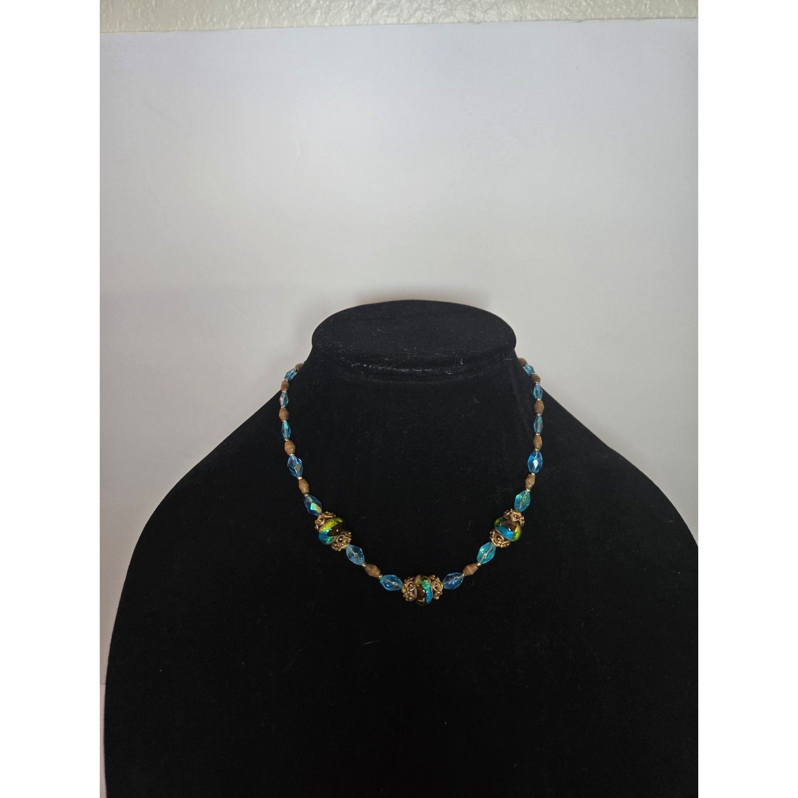Beaded Necklace Shades Of Blue Gold Tone Lobster Claw Clasp Beaded Necklace Shades Of Blue Gold Tone Lobster Claw Clasp